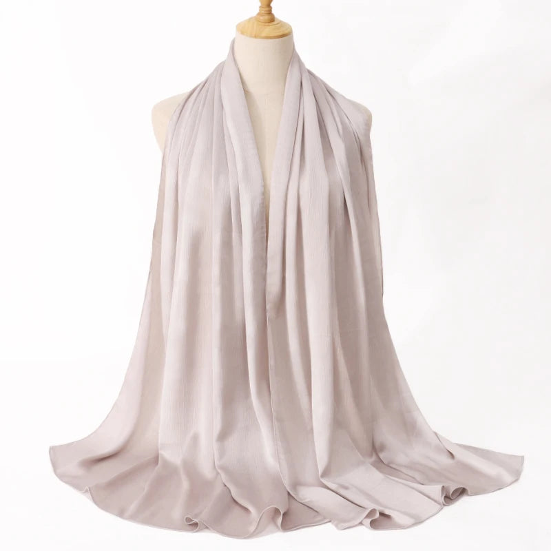 Medine Silk Crinkled Satin Hijab – Elegant & Lyxig Sjalscarf ✨