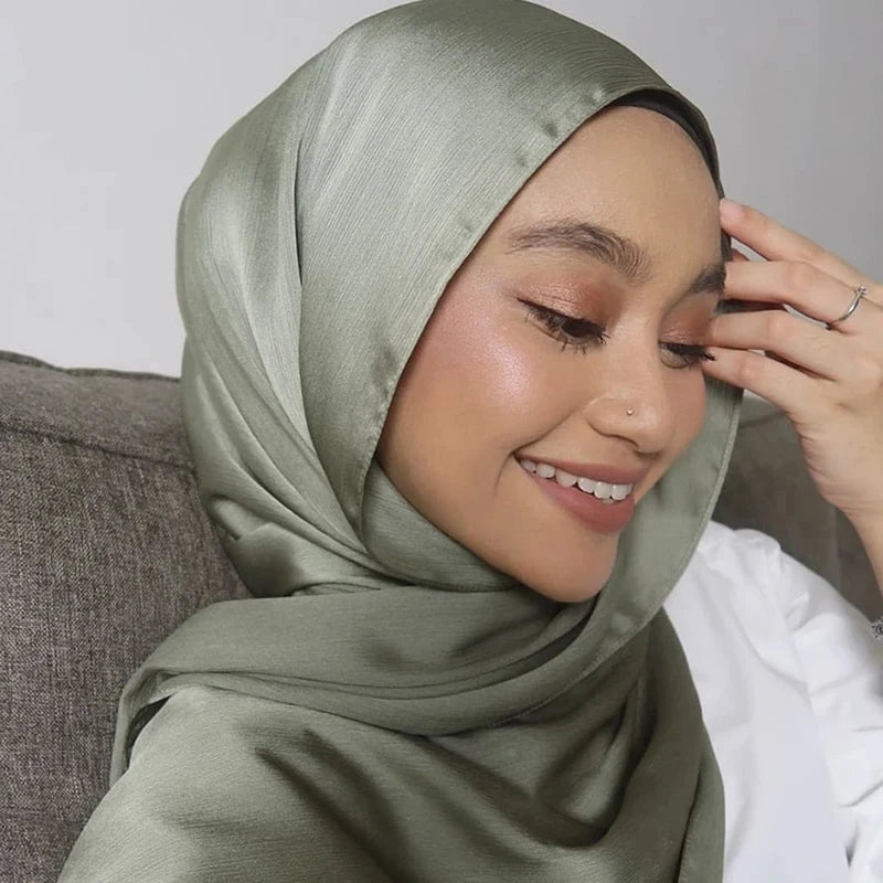 Medine Silk Crinkled Satin Hijab – Elegant & Lyxig Sjalscarf ✨